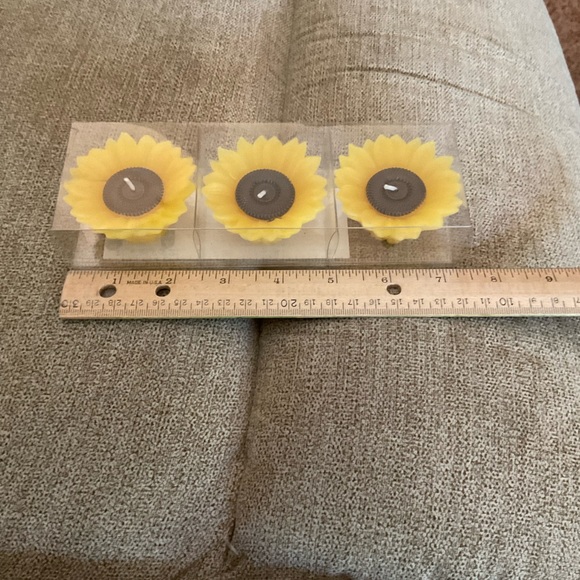 🌸3 for $18🌸 Candles, Sunflowers, Set of 3, Adorable, home decor - Picture 4 of 12
